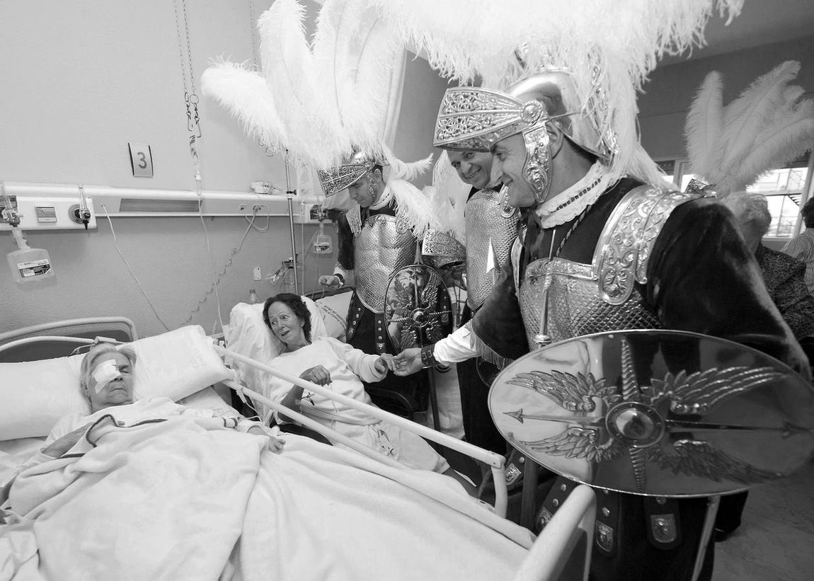 Lunes Santo. Salud (San Gonzalo). Los Armaos de la Macarena visitan a los enfermos del Hospital Virgen Macarena.