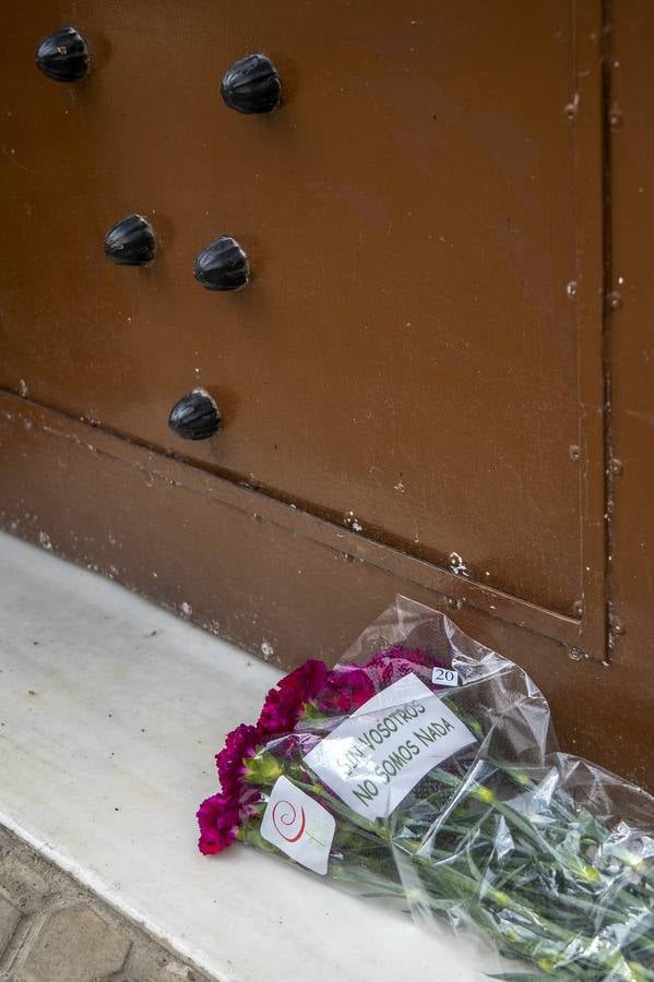 Lunes Santo. Tristezas (La Vera Cruz). "Sin vosotros no somos nada", con esta elocuente frase, incluida dentro de una ofrenda floral colocada a las puertas de un templo, los devotos expresan su profunda tristeza por no poder rezar ante las imágenes de sus devociones cofrades debido a la cancelación de las procesiones de Semana Santa por la pandemia del coronavirus.