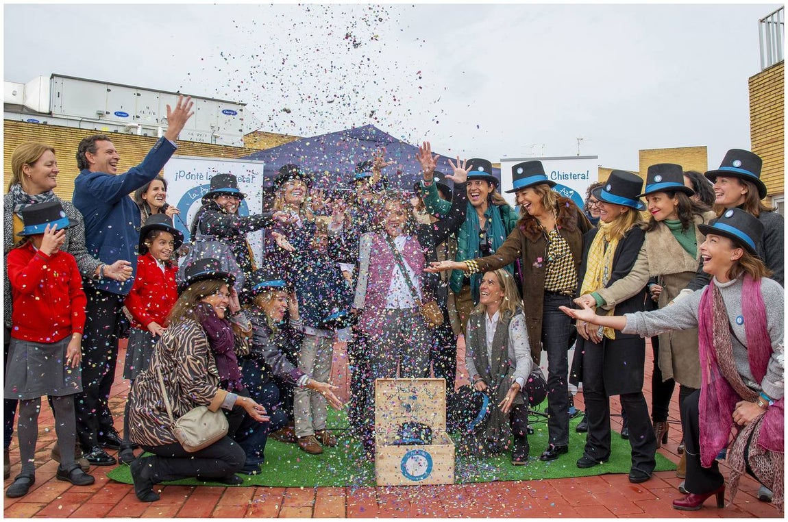 Martes Santo. Gracia y Amparo (Los Javieres). La Fundación Infantil El Gancho y sus voluntarios celebran el buen término del esfuerzo depositado en el Proyecto "La Azotea Azul" durante la colocación de la primera piedra de su construcción, lo que permitirá amparar con garantías una salida al mundo exterior junto a sus padres para los niños hospitalizados de media o larga estancia en el Hospital Infantil Virgen del Rocío.