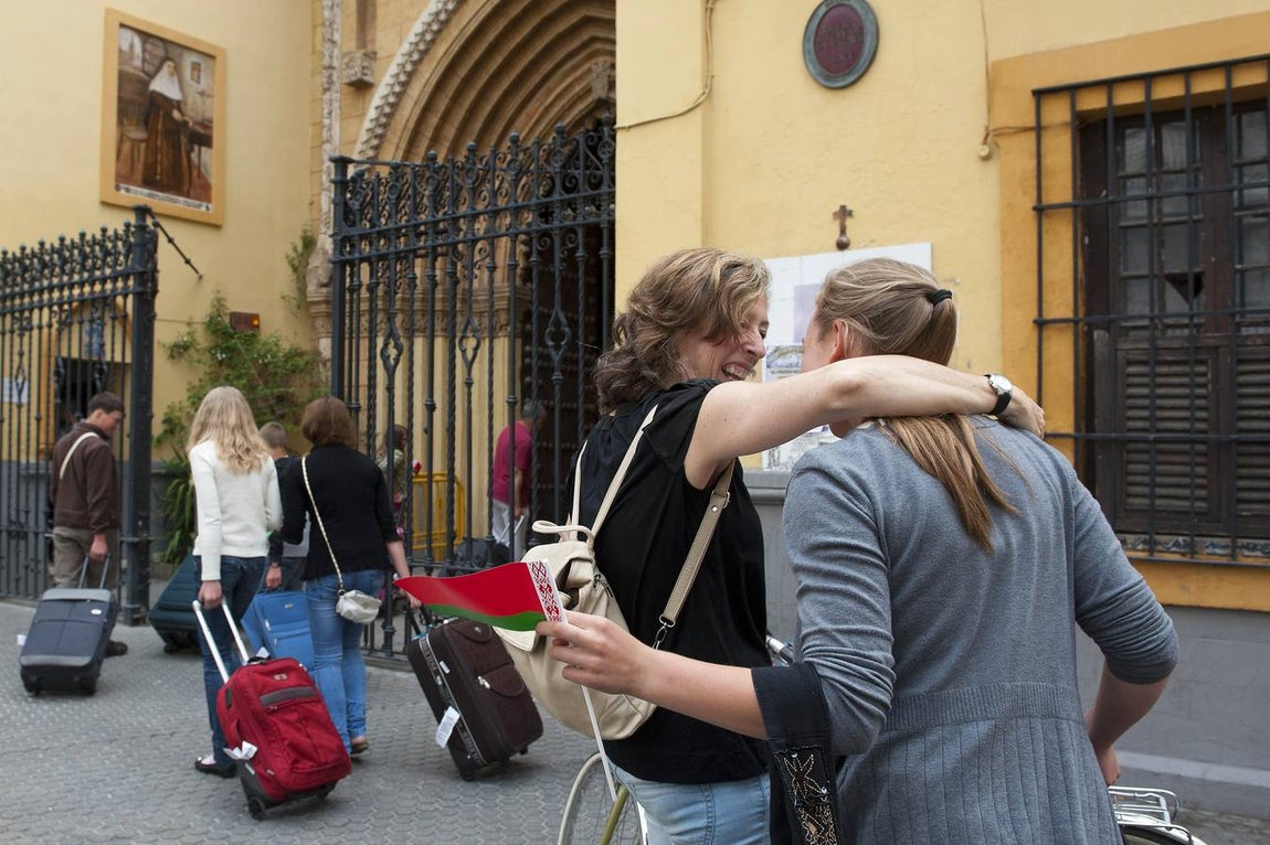 Martes Santo. Salud y Buen Viaje (San Esteban). Llegada a la Iglesia de San Juan de la Palma de los niños de acogida bielorrusos que han viajadio desde sus país para pasar sus vacaciones en Sevilla por motivos de salud, alejándose de la zona contaminada por la catástrofe de Chernóbil.