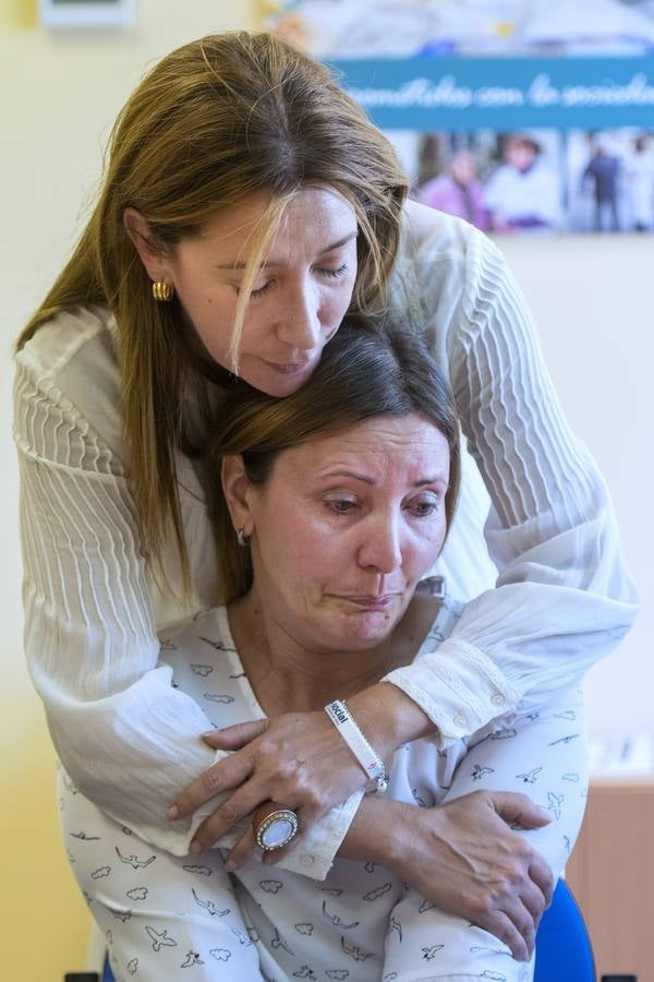 Miércoles Santo. Consolación (La Sed). Una mujer en riesgo de exclusion social que ha sido contratada por una empresa que atiende las necesidades de este colectivo, es consolada por una de sus empleadoras tras emocionarse contando las penurias por las que ha pasado.