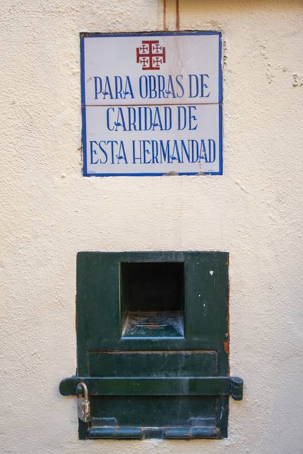Miércoles Santo. La Caridad (El Baratillo). Azulejo que señala el cepillo de limosnas para obras de caridad en el patio de la Iglesia de San Antonio Abad.