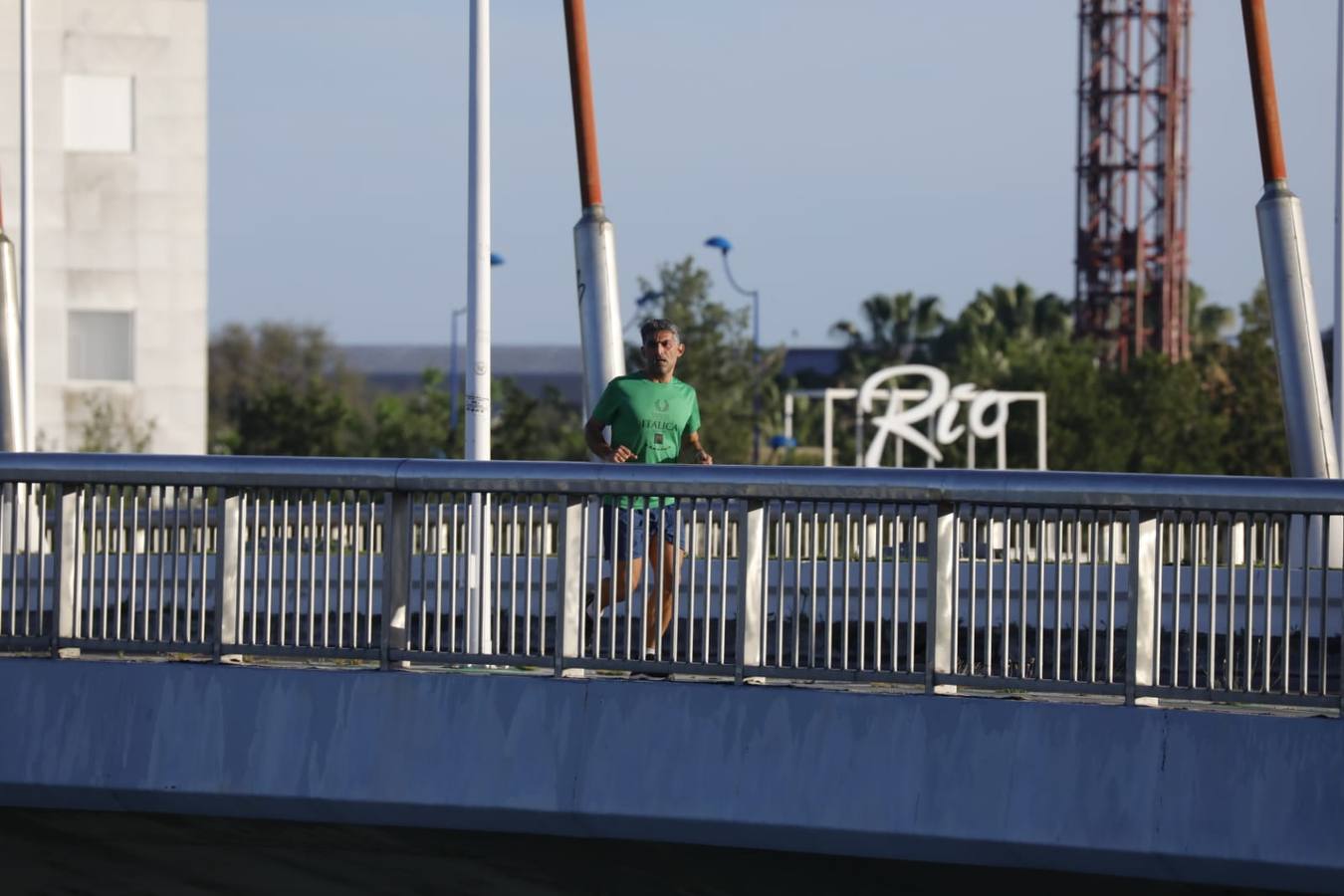 Desescalada Sevilla: Miles de sevillanos toman las calles para hacer deporte