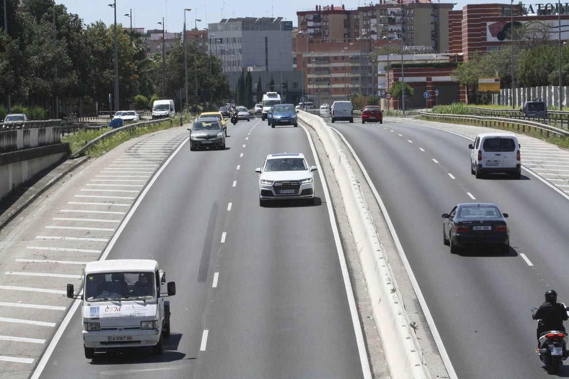 Los coches vuelven a tomar las calles de Sevilla