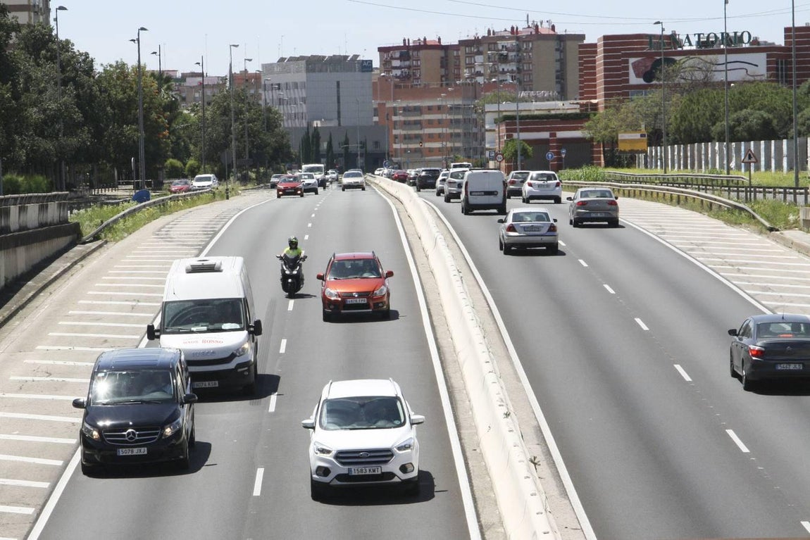 Los coches vuelven a tomar las calles de Sevilla