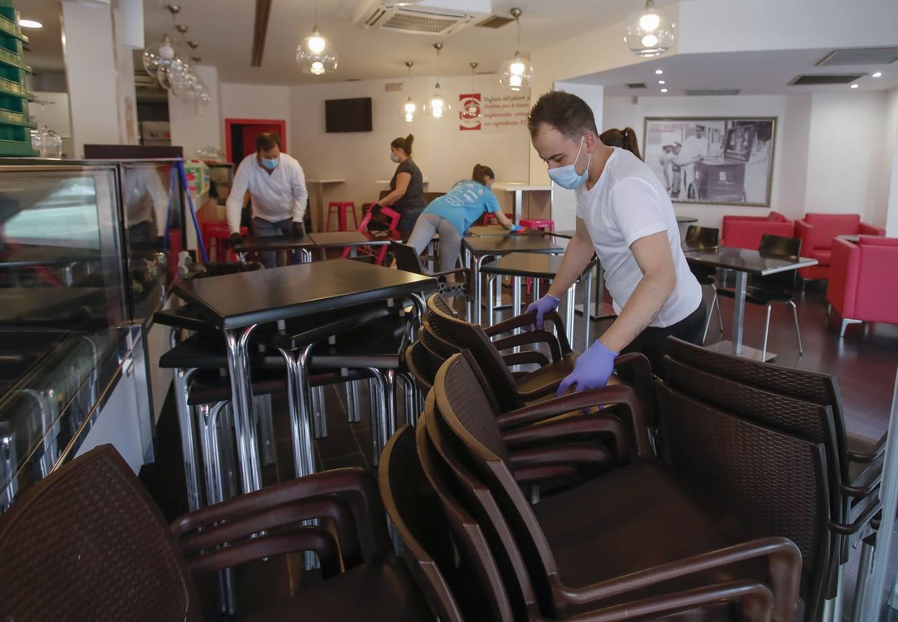 Un tercio de los bares y tres de cada cuatro tiendas de Sevilla se lanzan a su reapertura
