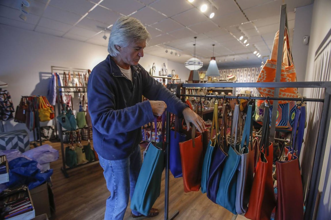 Bares y comercios se preparan para abrir este lunes en Sevilla