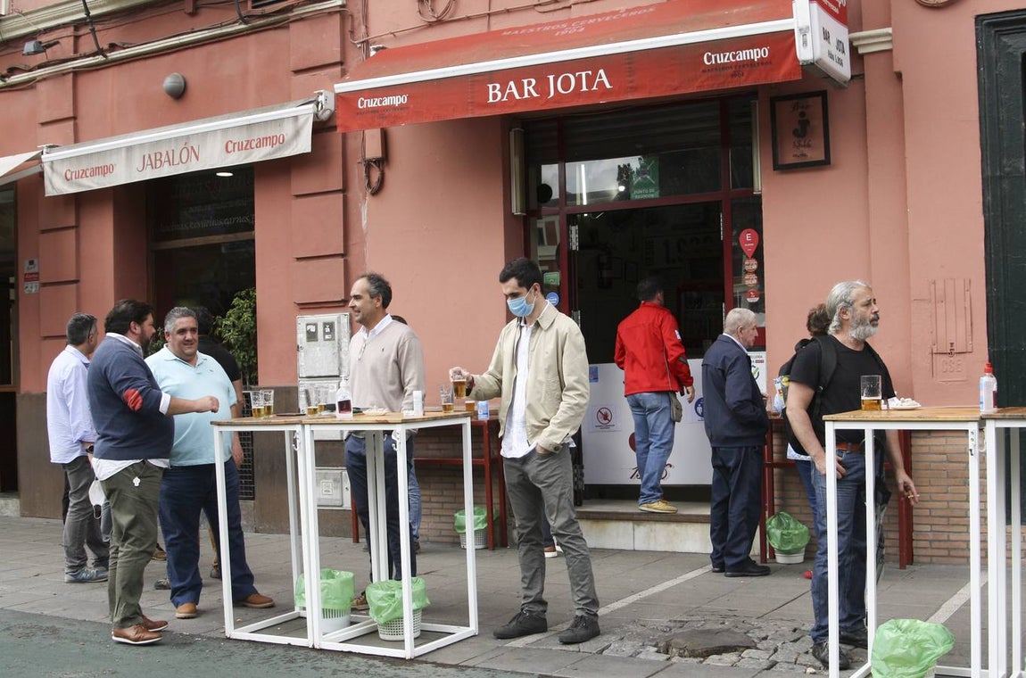 Cerca de mil bares y numerosos comercios de Sevilla reabren el primer día de la fase uno de «desescalada»