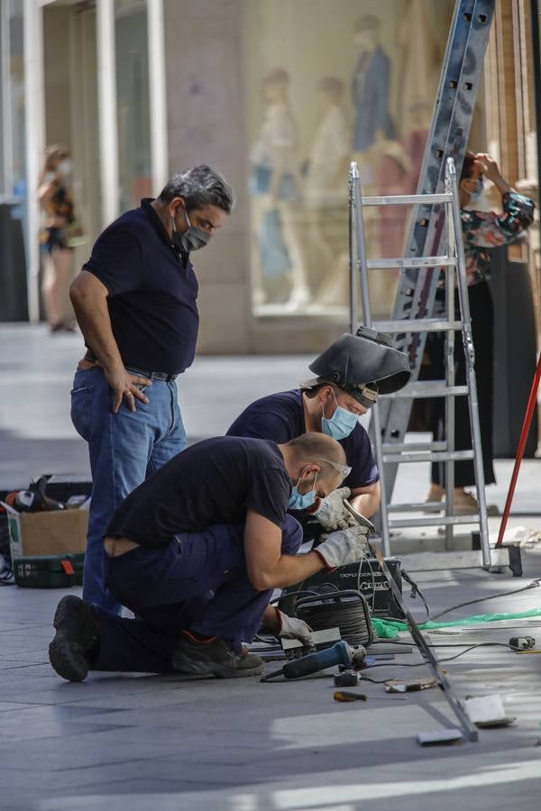 En imágenes, los sevillanos «se acostumbran» a la mascarilla