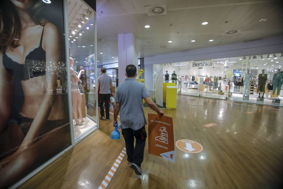 Los centros comerciales de Sevilla, preparados para abrir este lunes