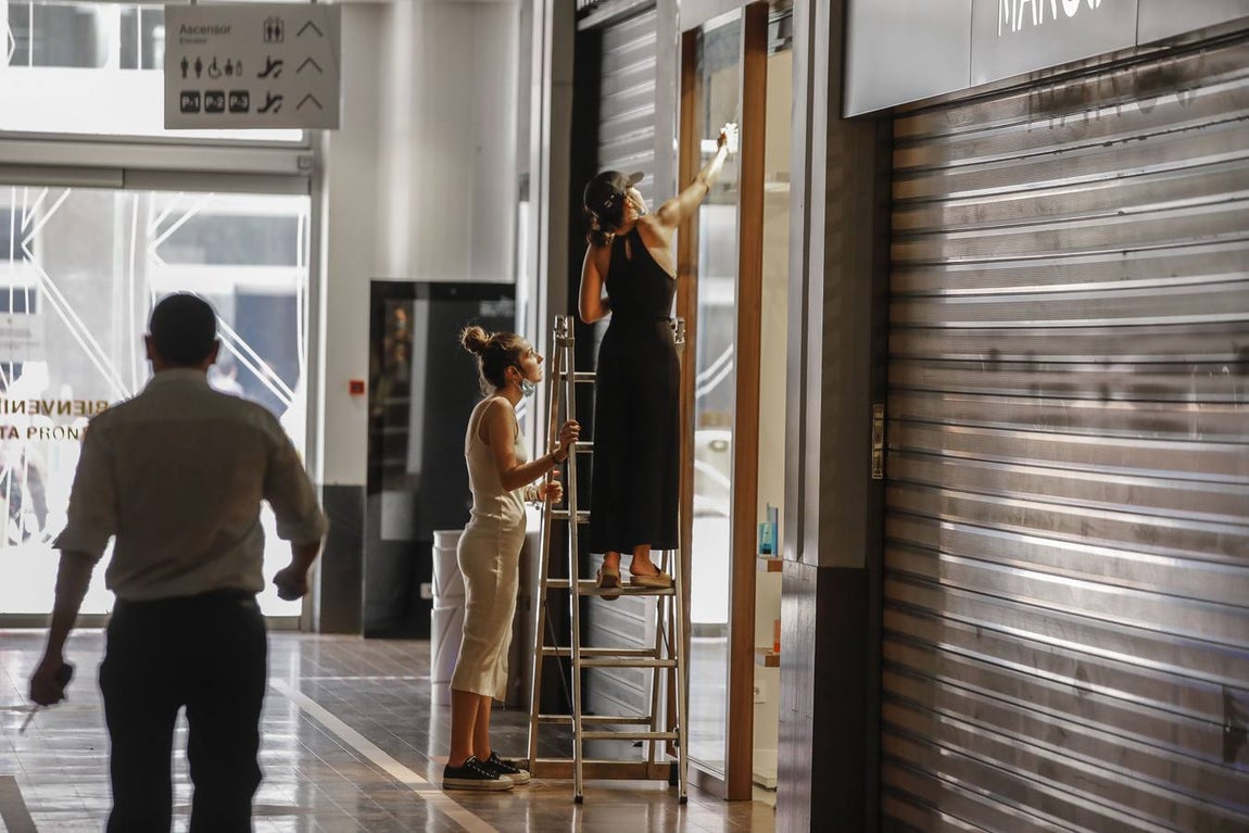 Los centros comerciales de Sevilla, preparados para abrir este lunes