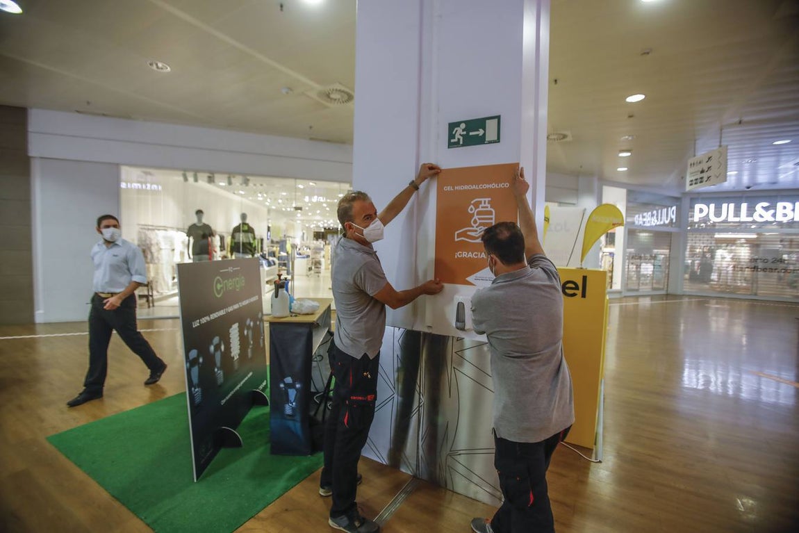 Los centros comerciales de Sevilla, preparados para abrir este lunes