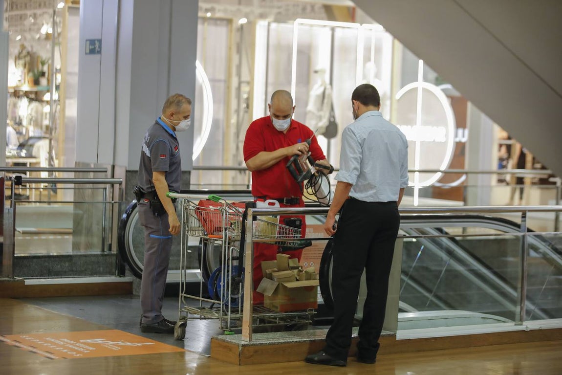 Los centros comerciales de Sevilla, preparados para abrir este lunes