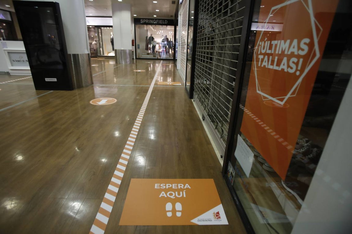Los centros comerciales de Sevilla, preparados para abrir este lunes