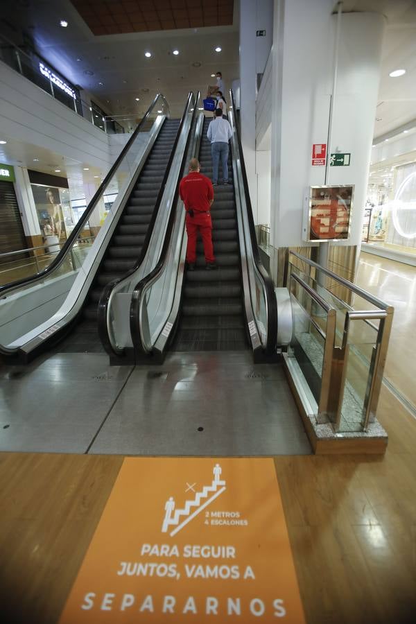 Los centros comerciales de Sevilla, preparados para abrir este lunes