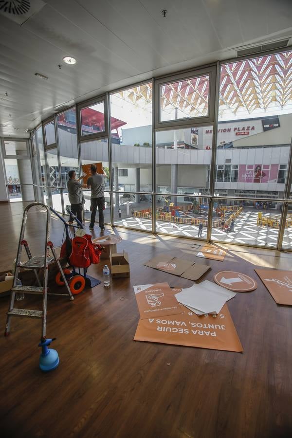 Los centros comerciales de Sevilla, preparados para abrir este lunes