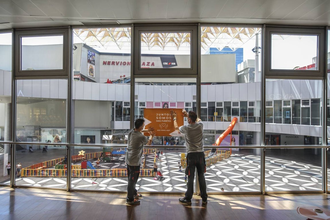 Los centros comerciales de Sevilla, preparados para abrir este lunes