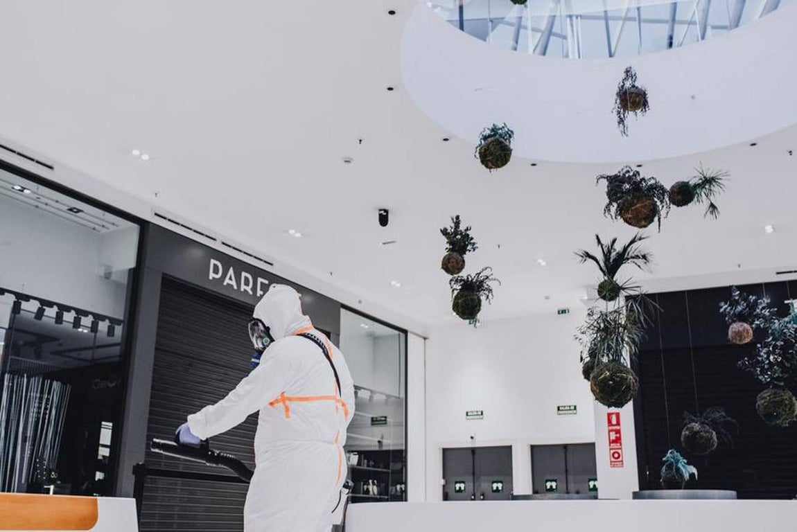 Los centros comerciales de Sevilla, preparados para abrir este lunes