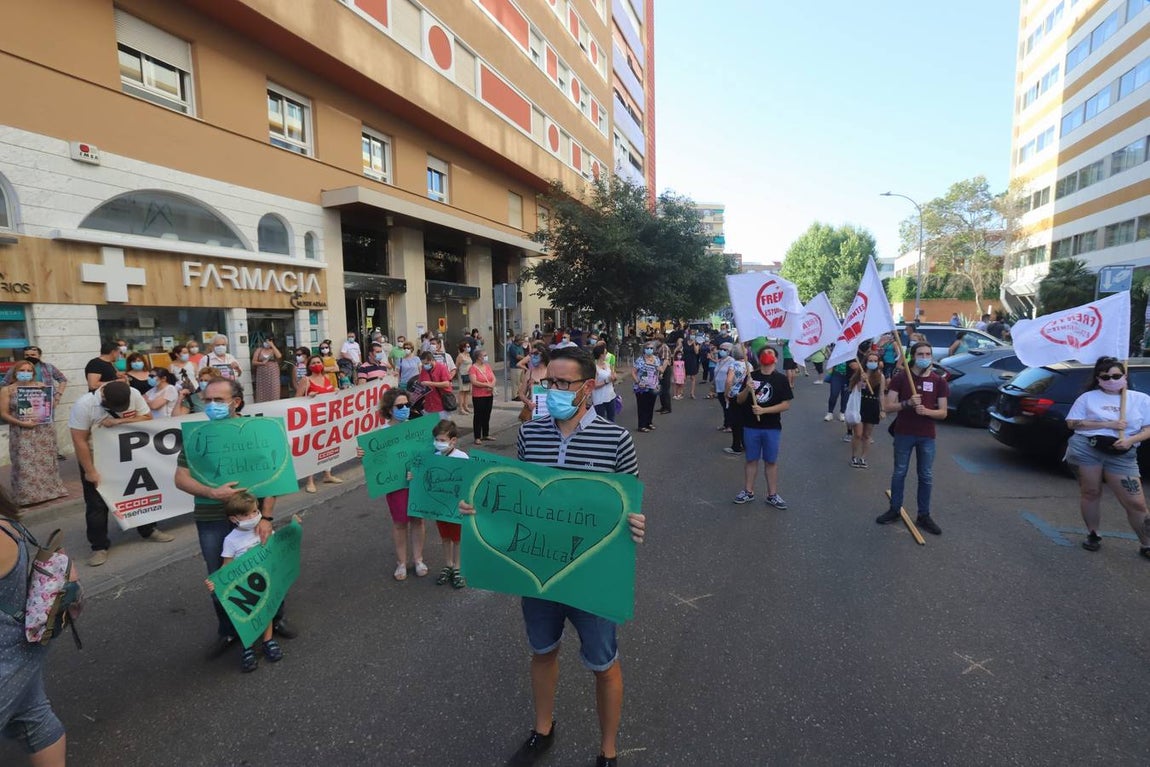 La protesta de padres y alumnos en Córdoba contra el recorte de unidades educativas