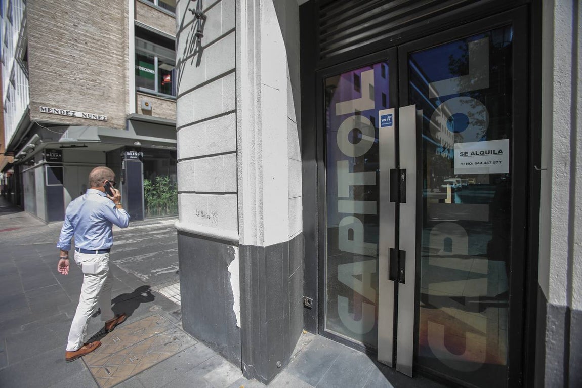 En imágenes, fumadores y bares de copas de Sevilla tras las restricciones