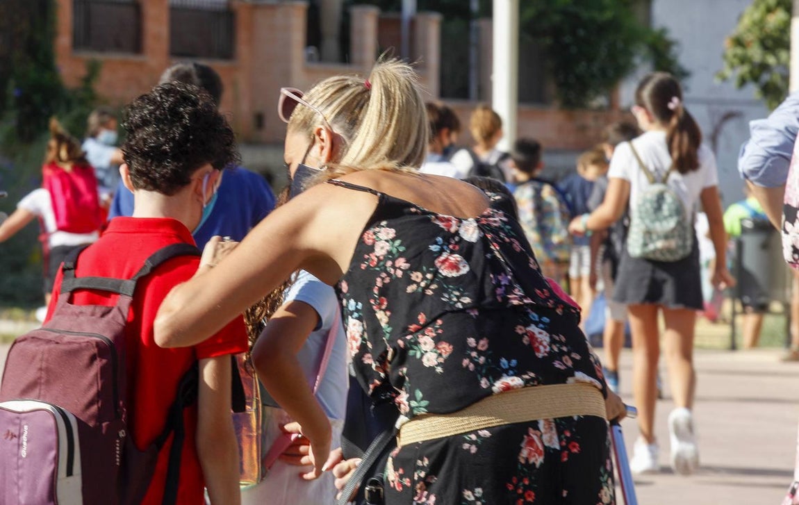 En imágenes, la normalidad y la ilusión se imponen en la vuelta a los colegios de Sevilla