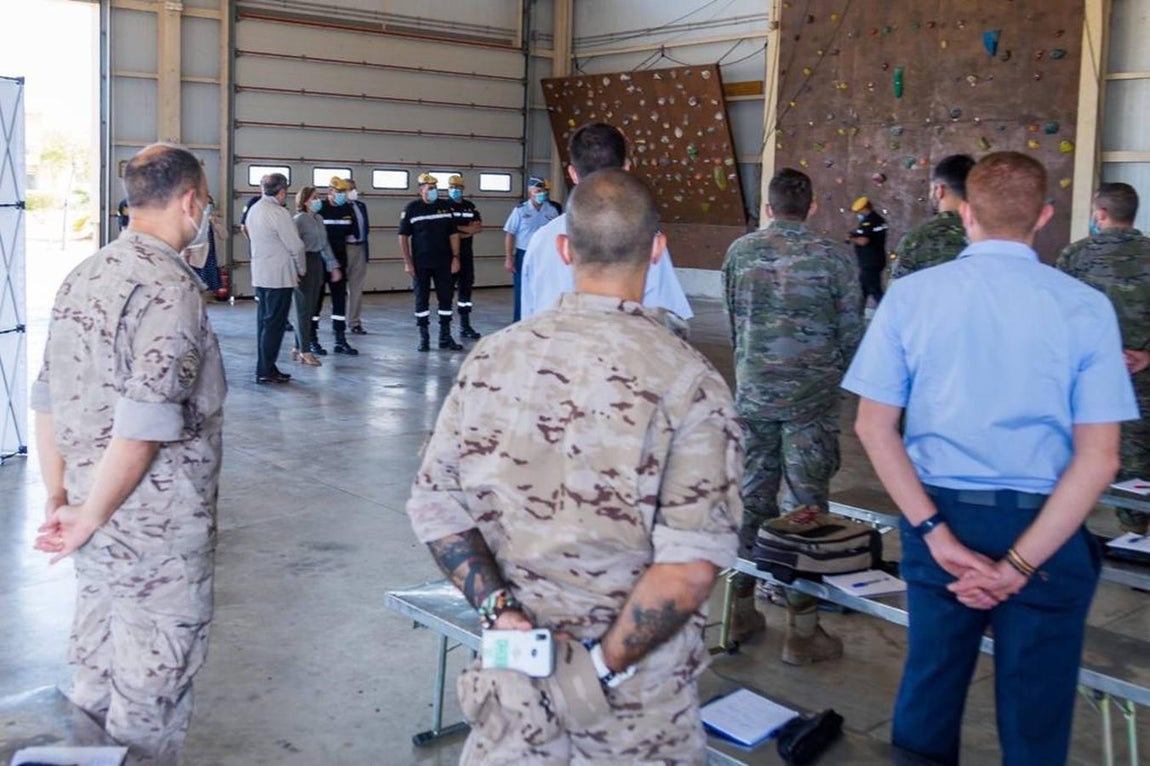 Visita de la delegada del Gobierno en Andalucía a los rastreadores de la UME