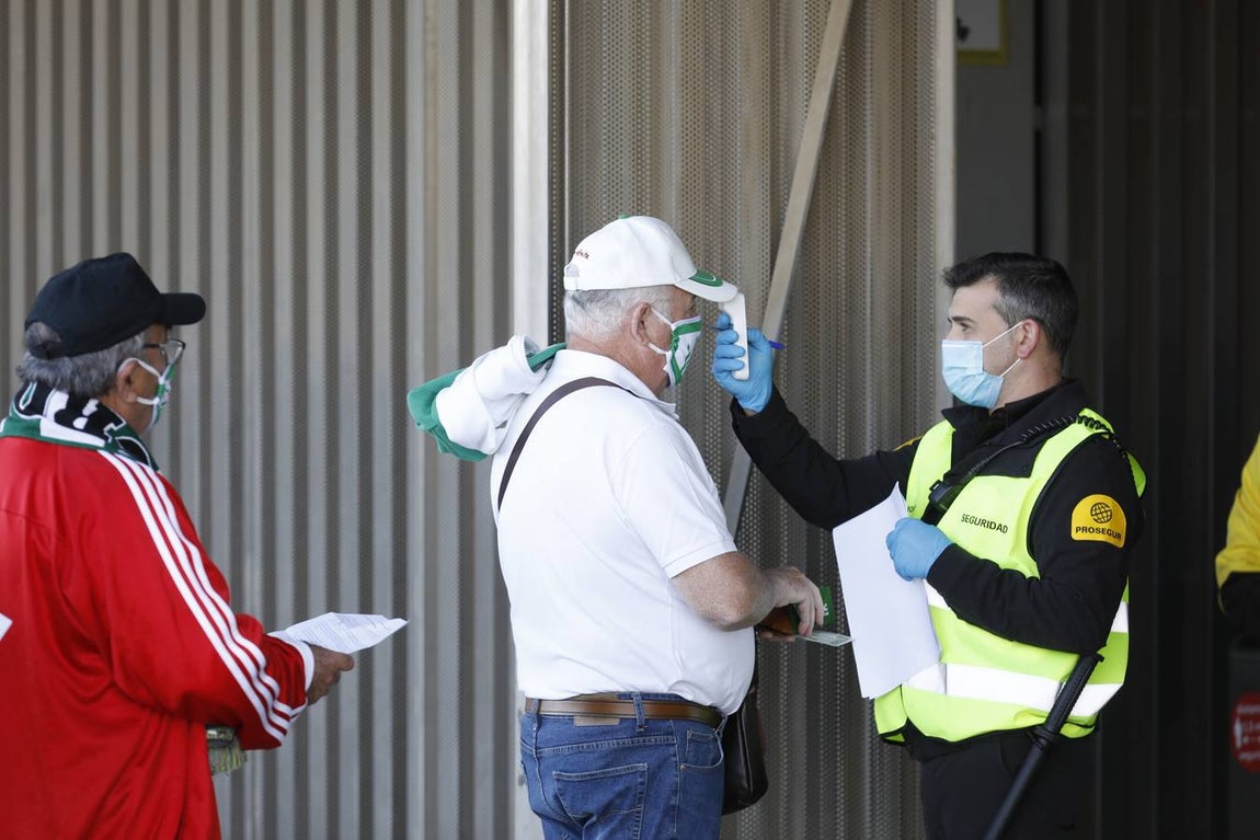 El ambiente con 800 espectadores del Córdoba CF en El Arcángel, en imágenes