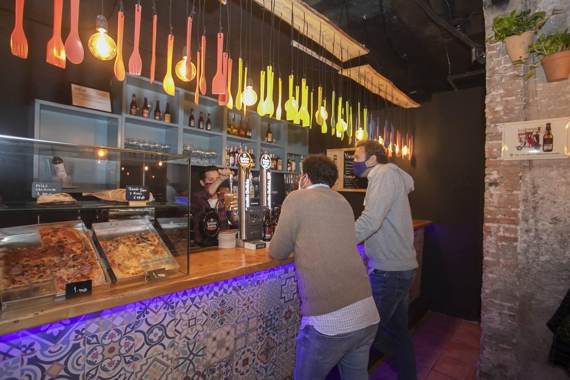 En imágenes, la última noche en la hostelería cordobesa antes del cierre a las 10