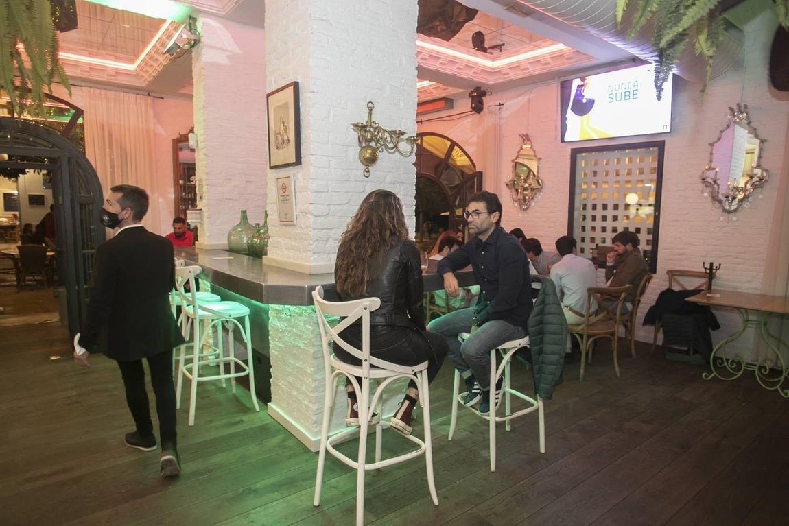 En imágenes, la última noche en la hostelería cordobesa antes del cierre a las 10