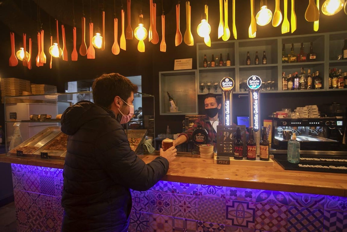 En imágenes, la última noche en la hostelería cordobesa antes del cierre a las 10