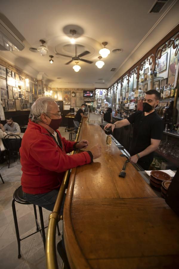 En imágenes, la última noche en la hostelería cordobesa antes del cierre a las 10