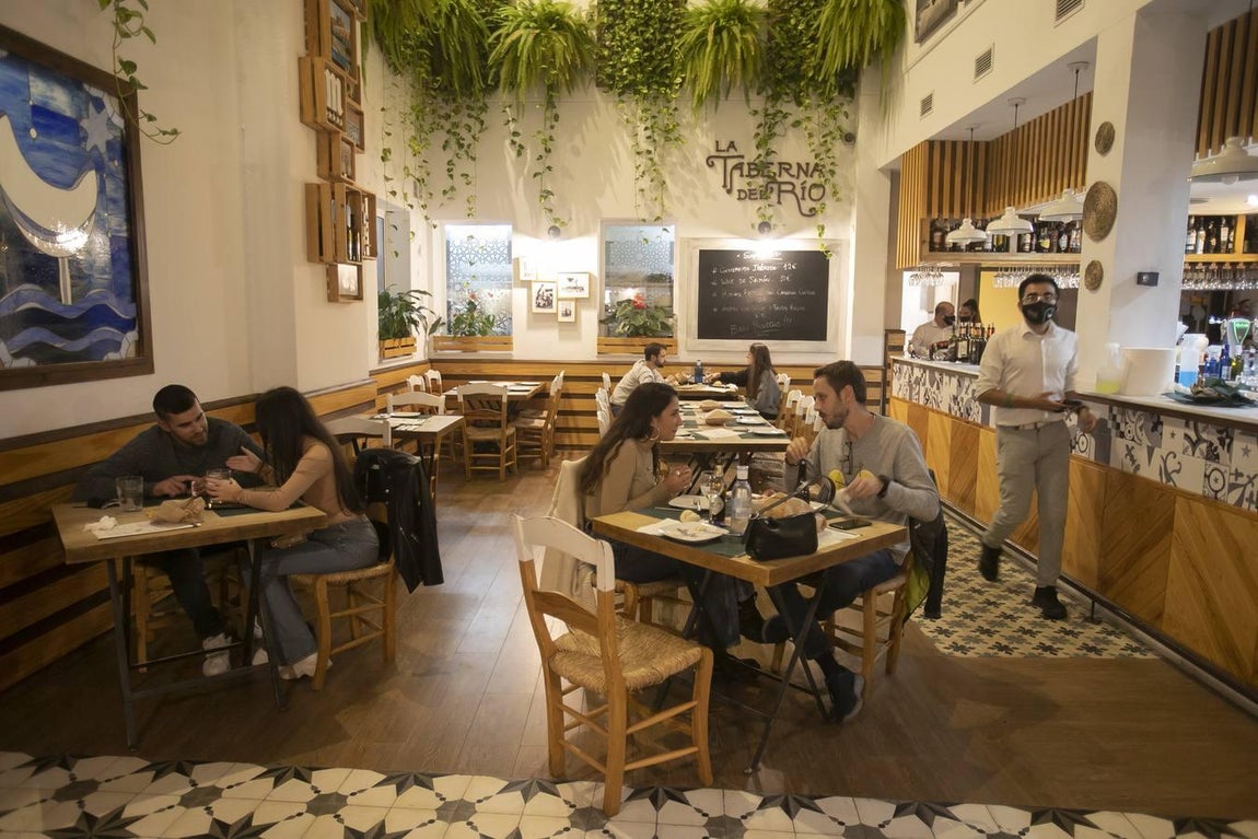 En imágenes, la última noche en la hostelería cordobesa antes del cierre a las 10