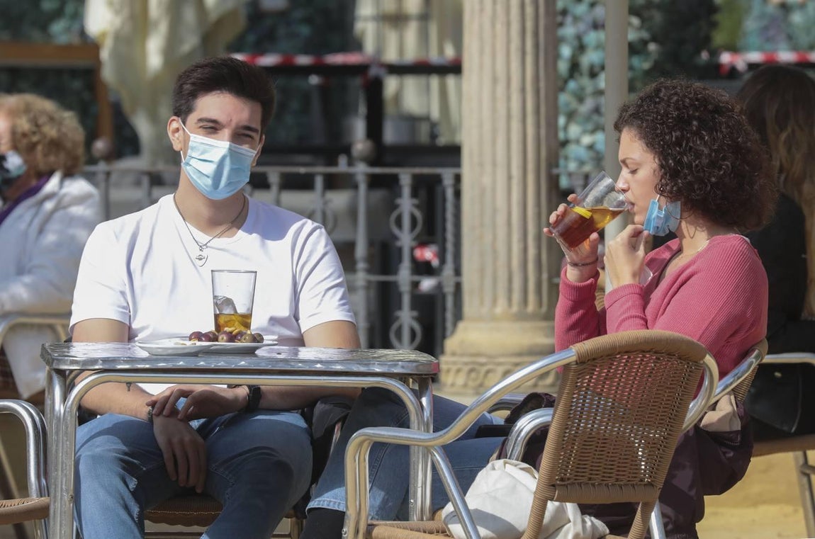 Mascarillas obligatorias en las terrazas de los bares de Sevilla