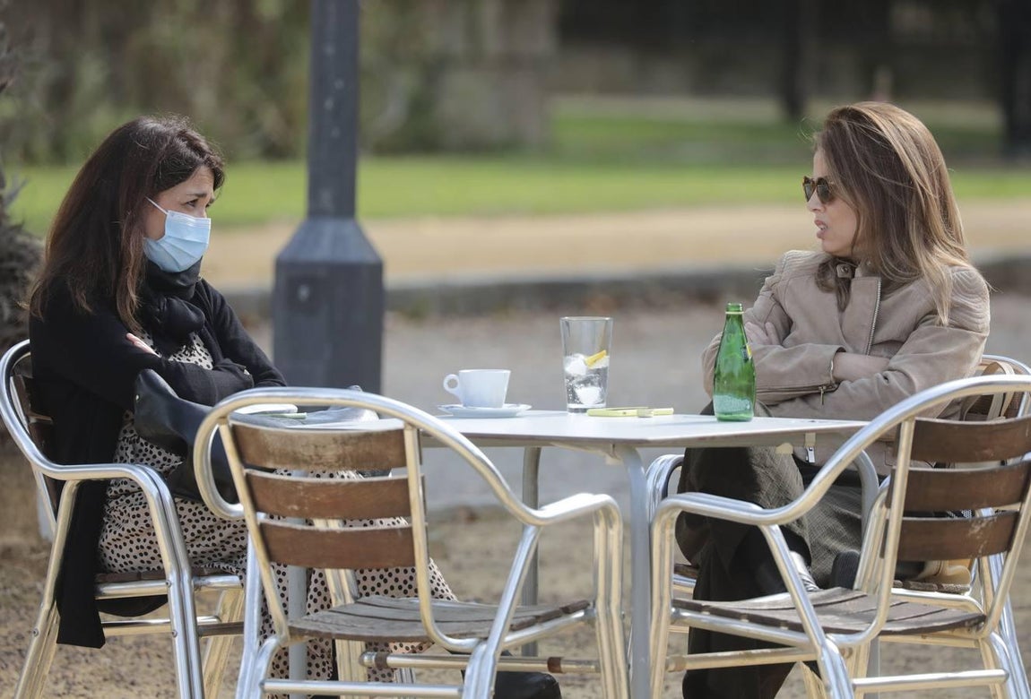 Mascarillas obligatorias en las terrazas de los bares de Sevilla