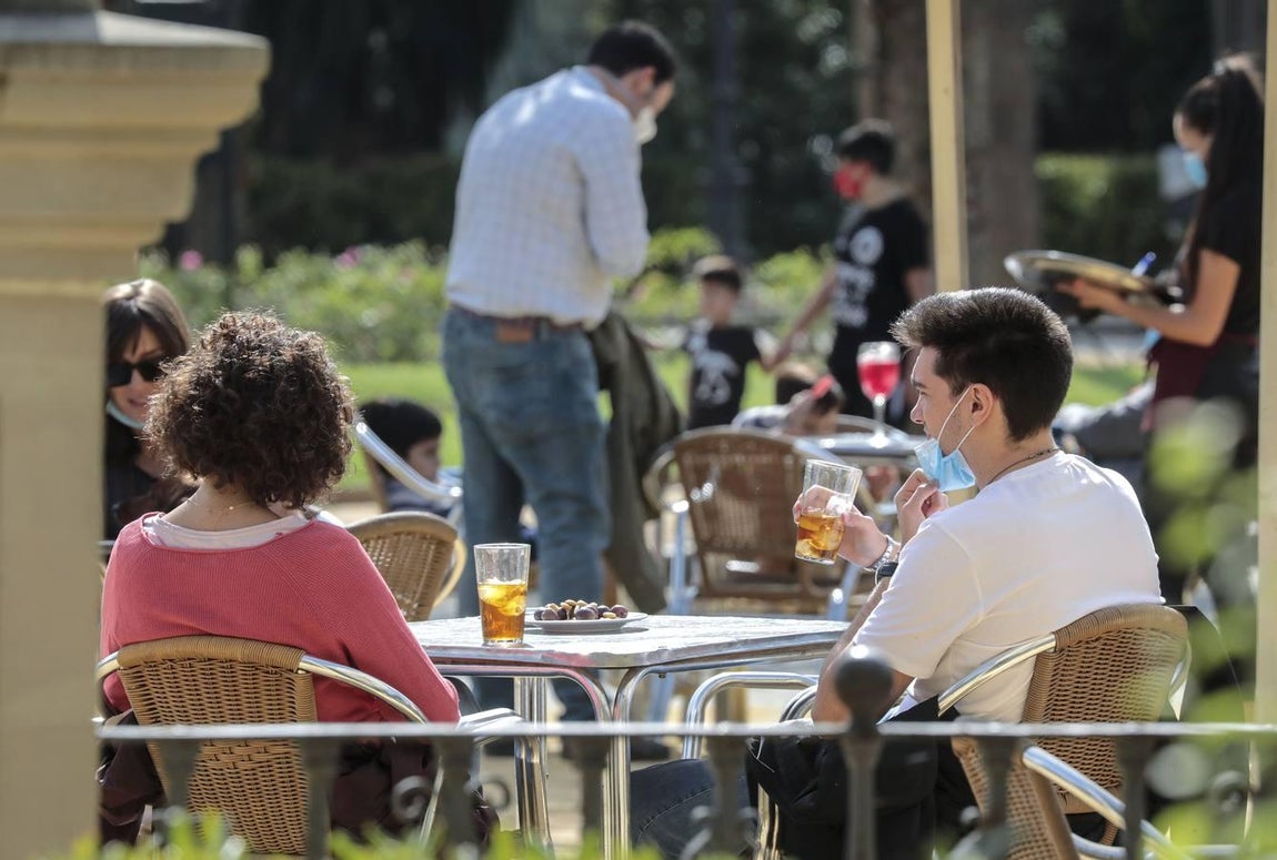 Mascarillas obligatorias en las terrazas de los bares de Sevilla