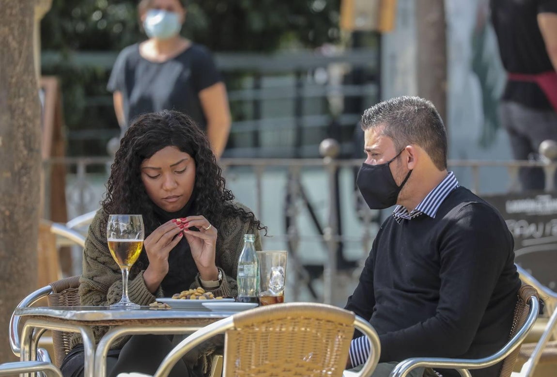 Mascarillas obligatorias en las terrazas de los bares de Sevilla