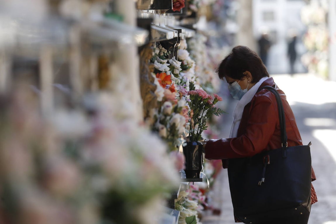 En imágenes, la visita a los cementerios el Día de Todos los Santos en Córdoba
