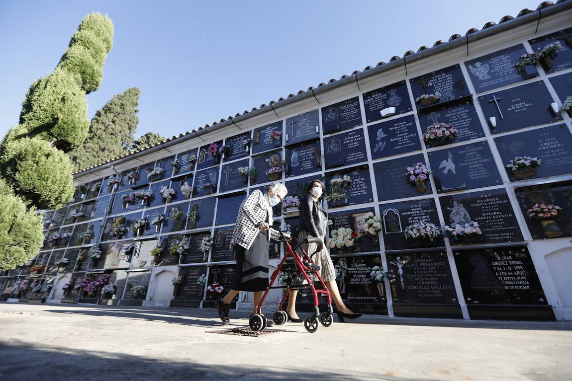 En imágenes, la visita a los cementerios el Día de Todos los Santos en Córdoba