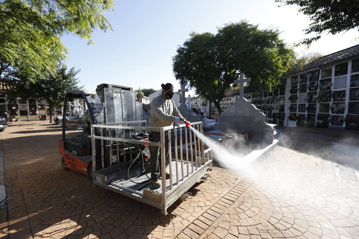 En imágenes, la visita a los cementerios el Día de Todos los Santos en Córdoba