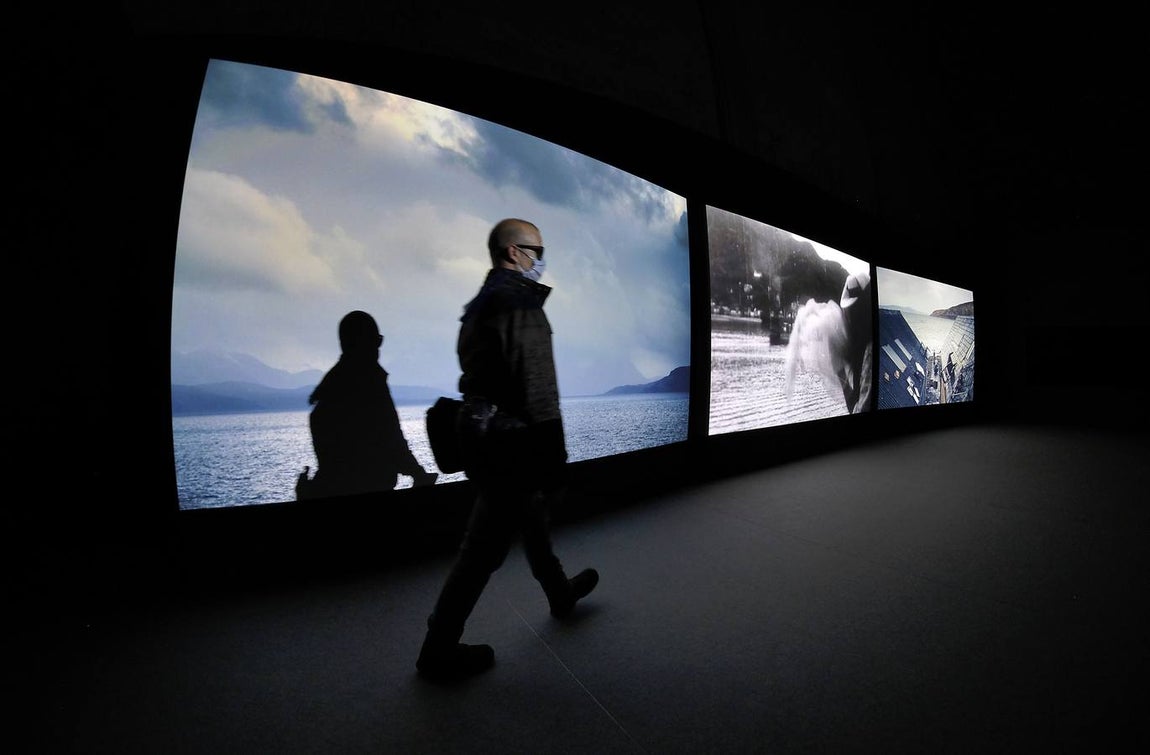 La exposición de John Akomfrah en el CAAC, en imágenes