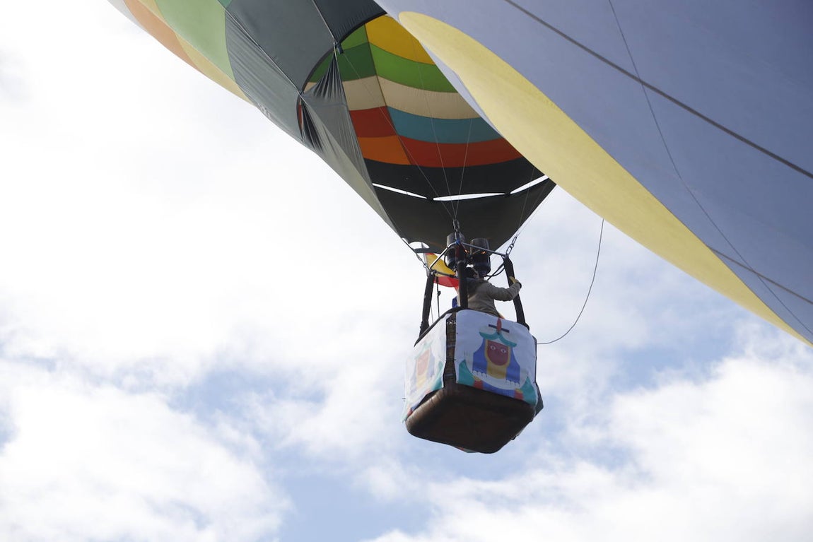 Así ha arrancado la Cabalgata aérea de los Reyes Magos de Córdoba, en imágenes