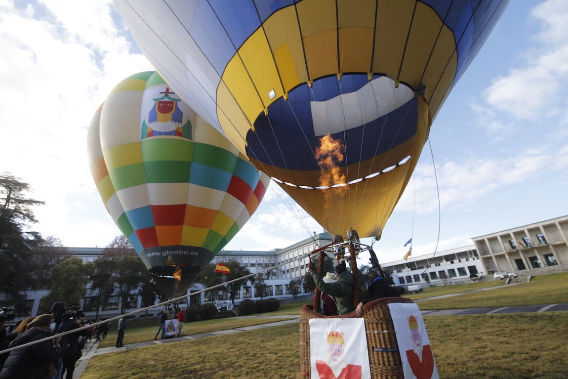 Así ha arrancado la Cabalgata aérea de los Reyes Magos de Córdoba, en imágenes
