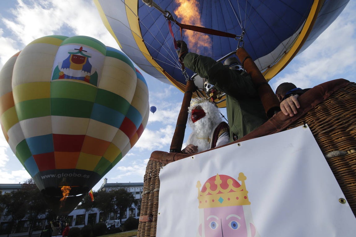 Así ha arrancado la Cabalgata aérea de los Reyes Magos de Córdoba, en imágenes