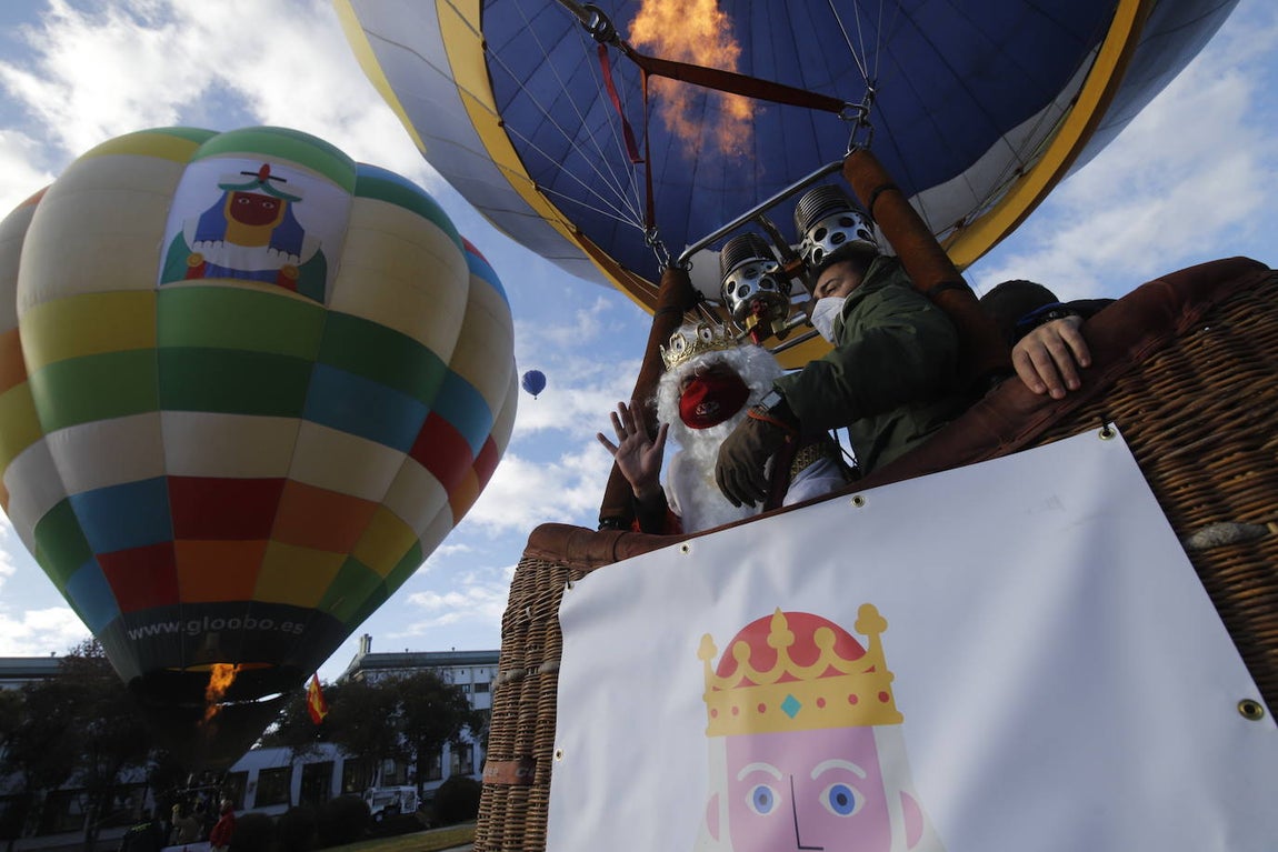 Así ha arrancado la Cabalgata aérea de los Reyes Magos de Córdoba, en imágenes