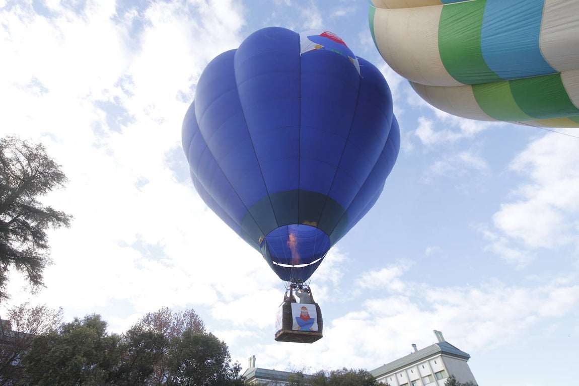 Así ha arrancado la Cabalgata aérea de los Reyes Magos de Córdoba, en imágenes