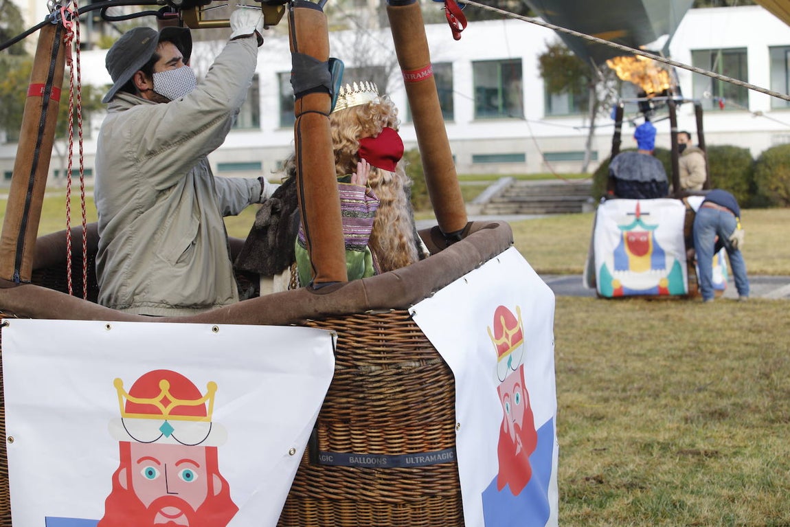 Así ha arrancado la Cabalgata aérea de los Reyes Magos de Córdoba, en imágenes