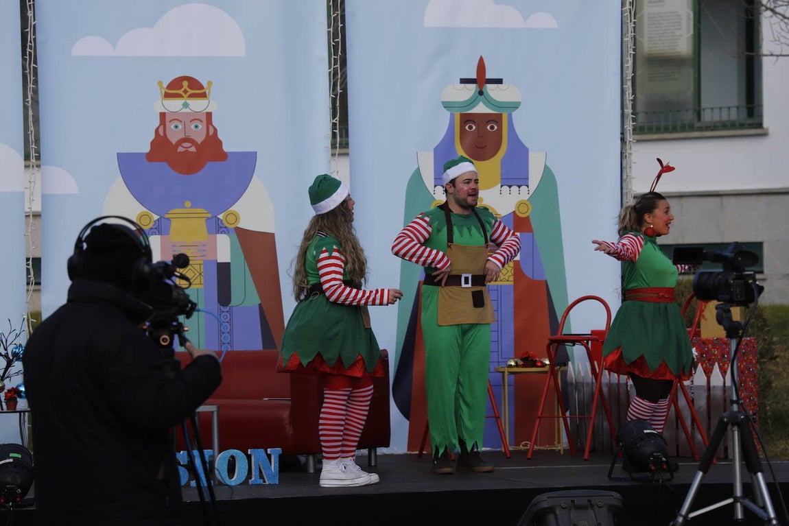 Así ha arrancado la Cabalgata aérea de los Reyes Magos de Córdoba, en imágenes