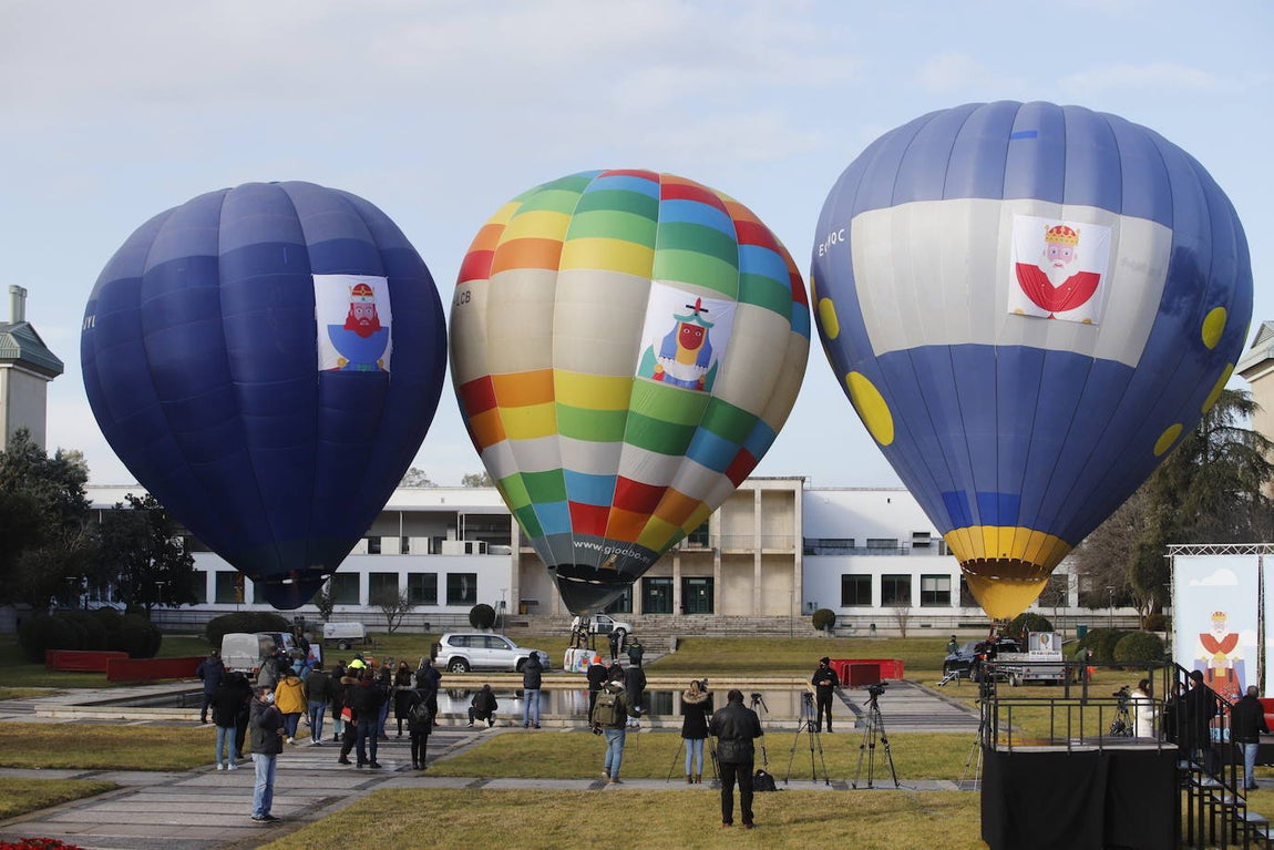 Así ha arrancado la Cabalgata aérea de los Reyes Magos de Córdoba, en imágenes