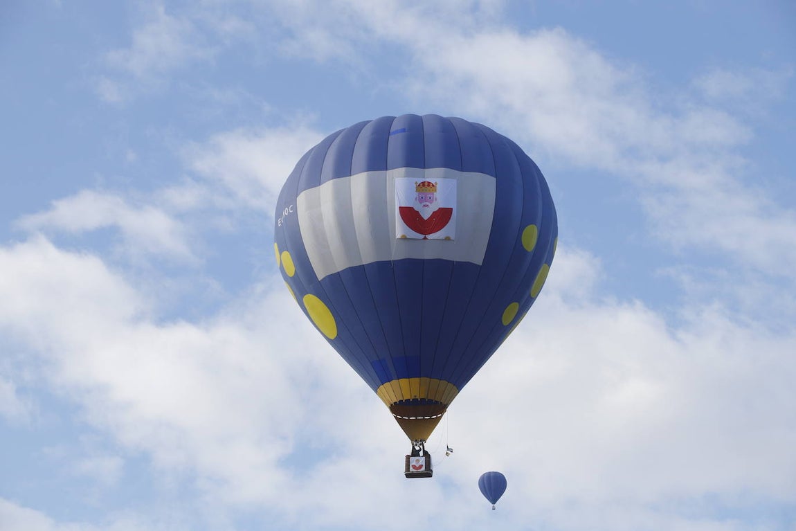 Así ha arrancado la Cabalgata aérea de los Reyes Magos de Córdoba, en imágenes