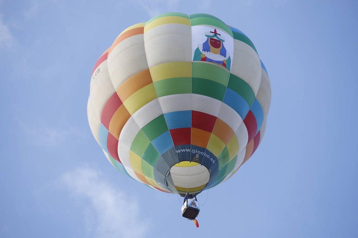 Así ha arrancado la Cabalgata aérea de los Reyes Magos de Córdoba, en imágenes